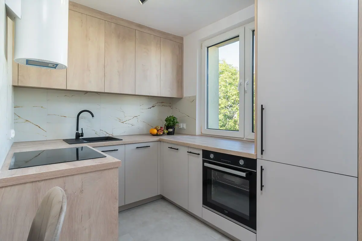 Compacte keuken met houten fronten, werkblad en inbouwoven