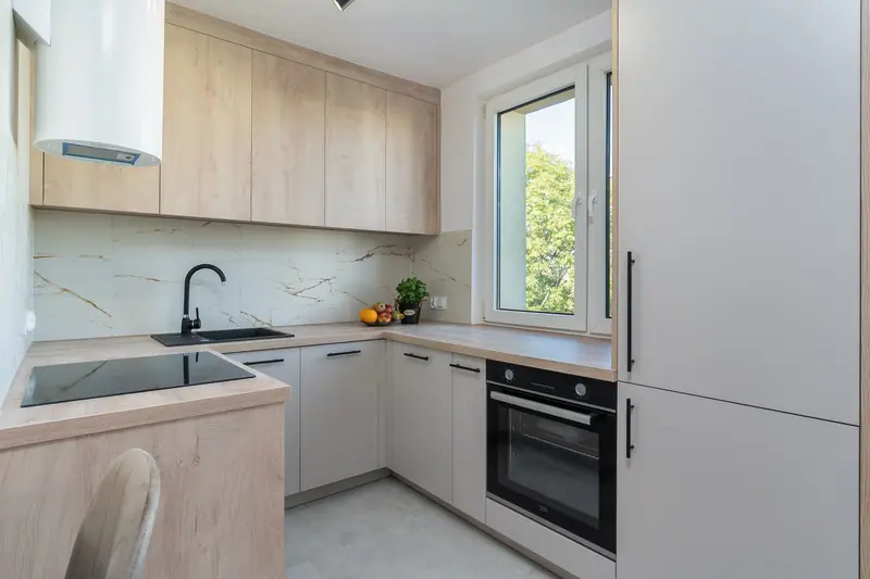 Compacte keuken met houten fronten, werkblad en inbouwoven