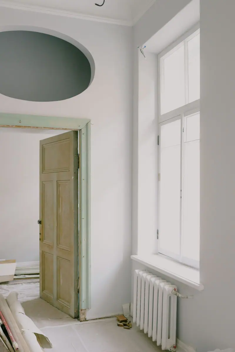 Woning tijdens een renovatie met afgedekte vloer en nieuwe kozijnen